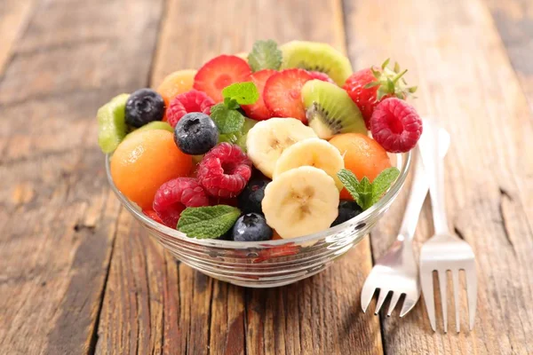 Verse Fruitsalade Met Banaan Meloen Bessen — Stockfoto