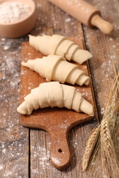 Cottura Croissant Francese Tavola Legno — Foto Stock