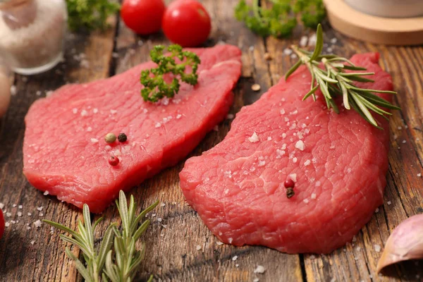Pedaço Cru Carne Com Ervas Pimenta — Fotografia de Stock