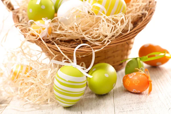 Telur Paskah Berwarna Dan Busur — Stok Foto