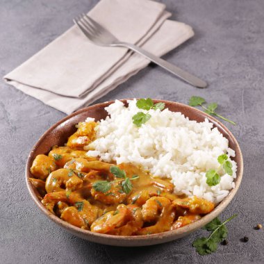 Hindistan cevizi kremalı karides ve pilavlı baharat.