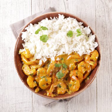 Hindistan cevizi kremalı karides ve pilavlı baharat.