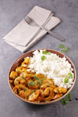 Hindistan cevizi kremalı karides ve pilavlı baharat.