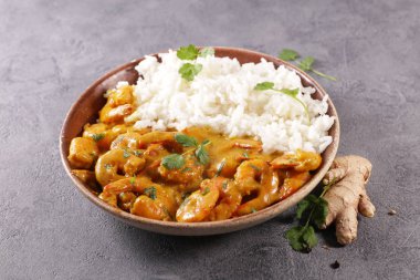 Hindistan cevizi kremalı karides ve pilavlı baharat.