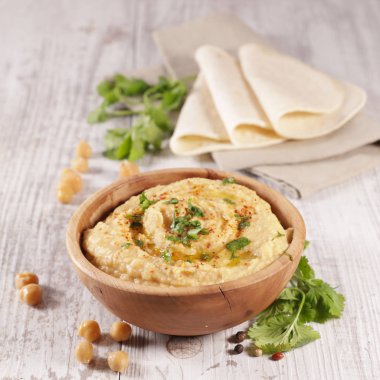 Bir kase humus ve pide ekmeği.