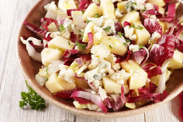 Chicorée Salat Mit Blauschimmelkäse Apfel Walnuss Und Sauce — Stockfoto