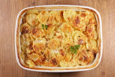 Graten dauphinois, kremalı ve peynirli fırında patates