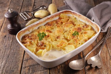 Graten dauphinois, kremalı ve peynirli fırında patates