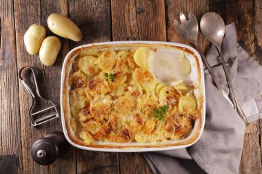 Graten dauphinois, kremalı ve peynirli fırında patates