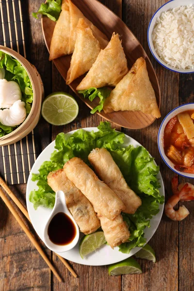 Sortido Asiático Alimentos Primavera Roll Samossa Dim Sum Frito Macarrão — Fotografia de Stock