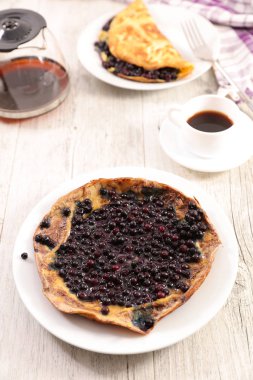 Yabanmersinli omlet ve kahve fincanı.