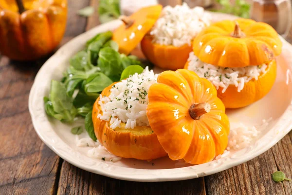 Gebakken Pompoen Met Rijst Salade — Stockfoto