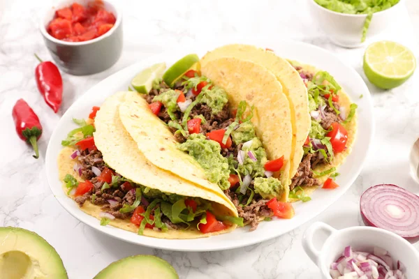 Tacos Guacamole Hovězím Masem Rajčaty Sýrem Tortilla Chlebem — Stock fotografie