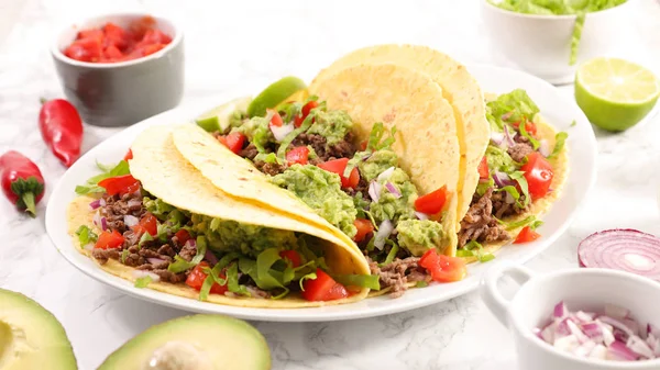 Tacos Guacamole Hovězím Masem Rajčaty Sýrem Tortilla Chlebem — Stock fotografie