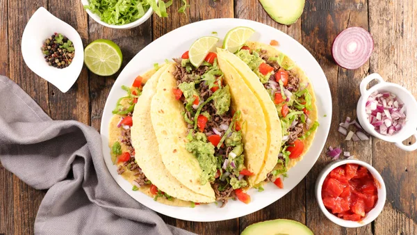 Tacos Mit Guacamole Rindfleisch Tomaten Und Käse Tortilla Brot — Stockfoto