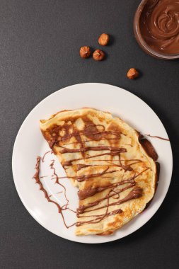 Çikolata soslu krep.