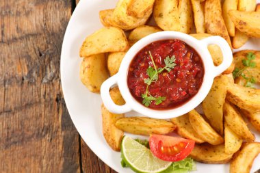 Kızarmış patates ve domates sosu.