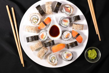 Maki, suşi ve somon, karides ve avokado ile birlikte rulo. Japon suşi yiyeceği.