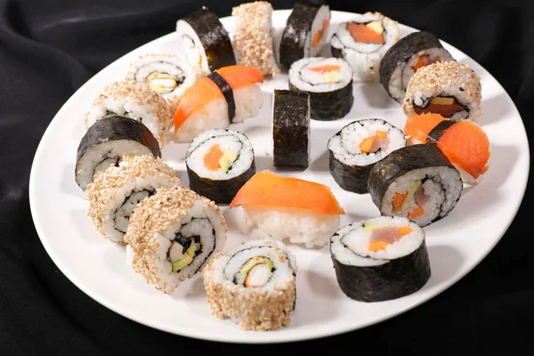 Maki Sushi Lazacos Tekercs Garnélarák Avokádós Japán Sushi Ételek Választéka — Stock Fotó