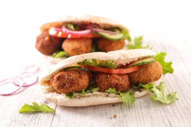 Falafel, sebze ve soslu pita ekmeği.