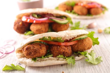Falafel, sebze ve soslu pita ekmeği.