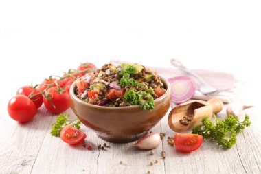 Avokado, domates, soğan ve soslu mercimek salatası.