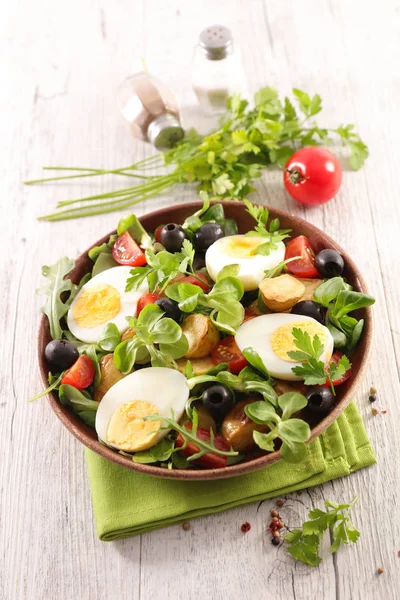 蔬菜沙拉与土豆 西红柿和鸡蛋混合 — 图库照片