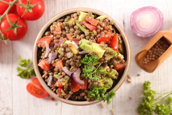 Linsensalat Mit Avocado Tomaten Zwiebeln Und Soße — Stockfoto