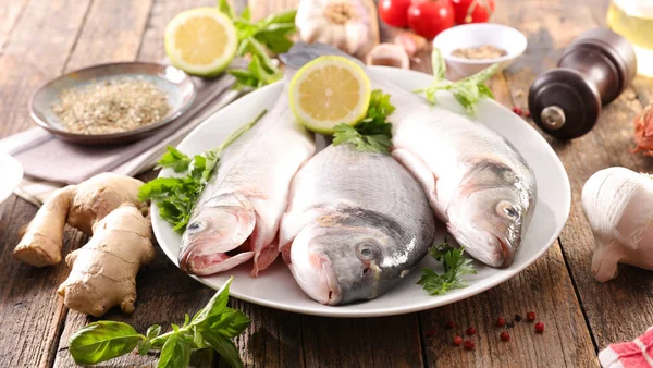 Сырая Рыба Ингредиентами Специями — стоковое фото