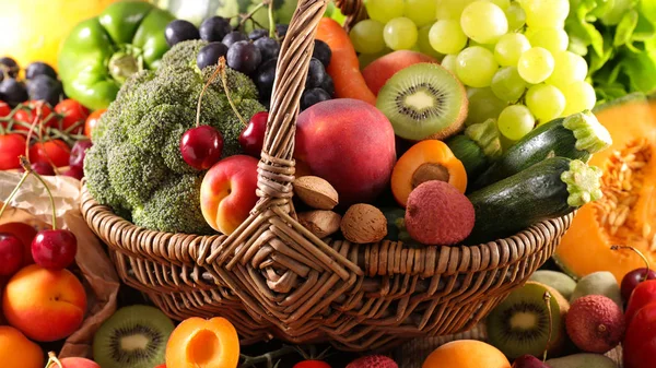 Sortido Frutas Vegetais Cesta Vime — Fotografia de Stock