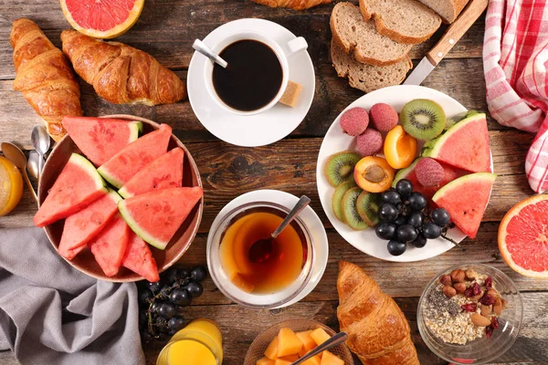 Tafel Met Gezond Volledig Ontbijt Koffiekopje Fruit Croissant — Stockfoto