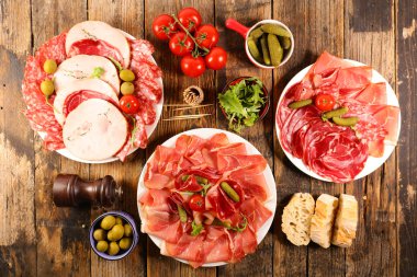 Etli, salamlı, sosisli, pastırmalı, jambonlu.