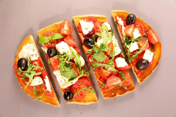 Bruschetta Com Tomate Mussarela Azeitona — Fotografia de Stock