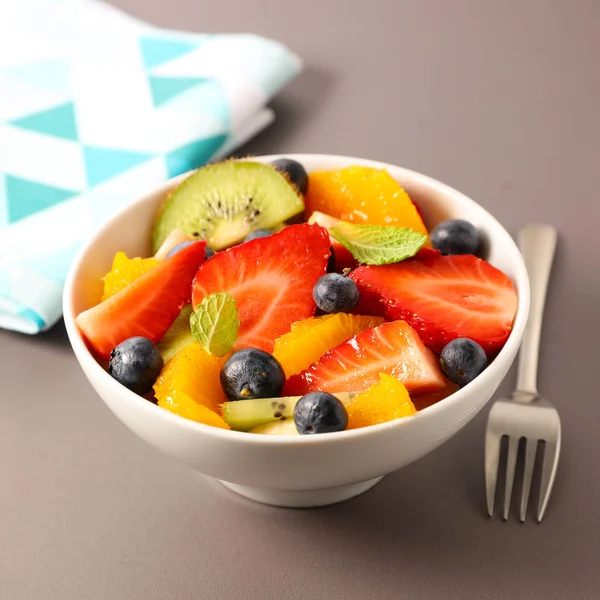Fruktsallad Skål Med Bär Apelsin Och Kiwi — Stockfoto