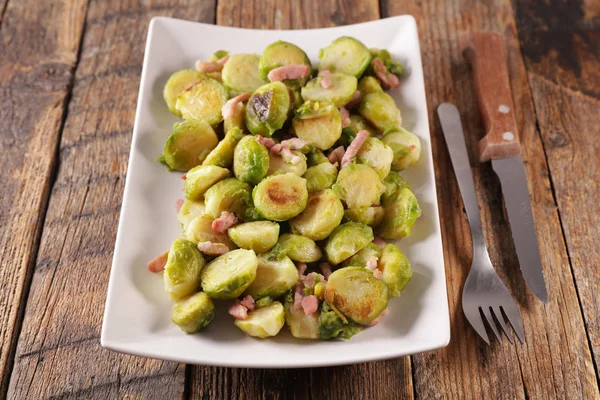 Geroosterde Spruitjes Met Spek Bestek — Stockfoto