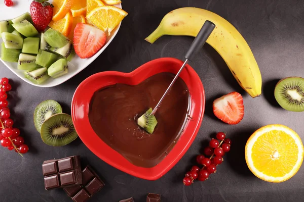 Fondue Chocolate Chocolate Derretido Com Frutas Frescas Tigela Coração Vermelho — Fotografia de Stock