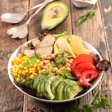 Buda kasesi, avokado, domates, tofu ve nohut.