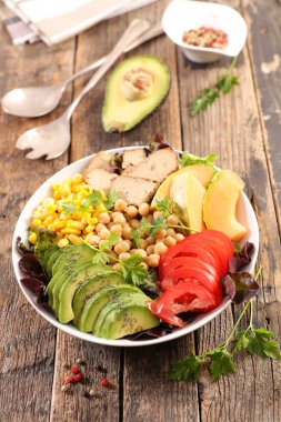 Buda kasesi, avokado, domates, tofu ve nohut.