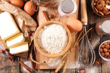 Tereyağlı, unlu, yumurtalı, çikolatalı kek tarifli fırın malzemesi.