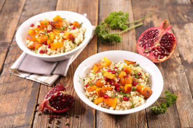 Kızarmış kabak ve nar ile sebze salatası 