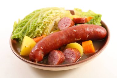 lahana, sebze, sosis ve et suyu.