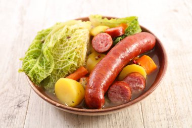 lahana, sebze, sosis ve et suyu.