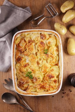 Kremalı ve peynirli patates graten