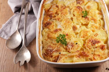 Kremalı ve peynirli patates graten