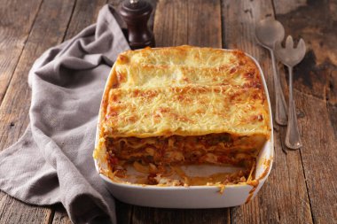 Kıyma ve sebzeli lazanya.