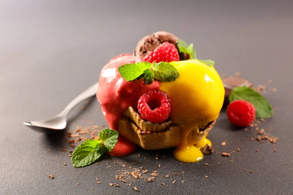 Délicieuse Crème Glacée Fondue Aux Fruits — Photo
