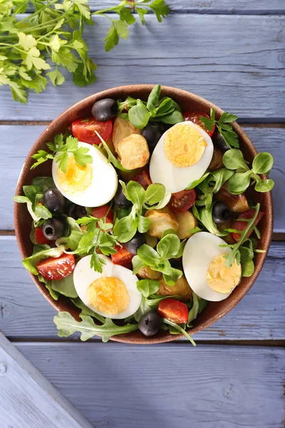 Vegetable Salad Egg Crouton Tomato Olive Blue Wooden Background — Stock Photo, Image