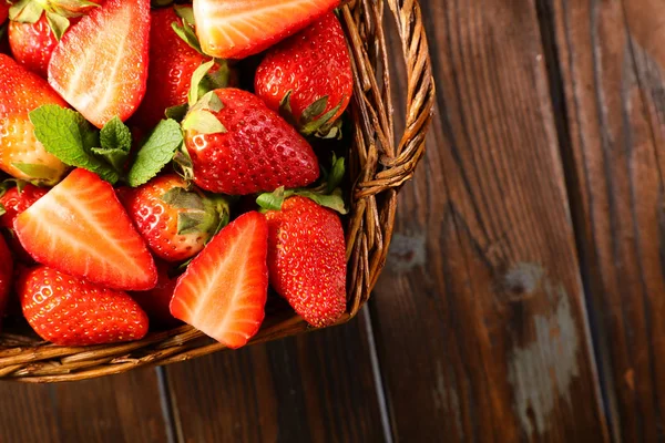 Weidenkorb Mit Saftigen Erdbeeren Auf Holz Hintergrund — Stockfoto
