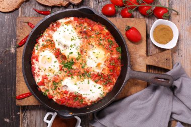 Dolmalık biber ve domates soslu yumurta-shuka