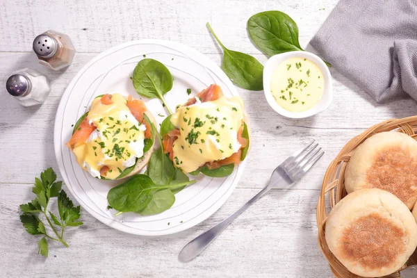 Muffin Met Zalm Gepocheerd Saus Benedick — Stockfoto